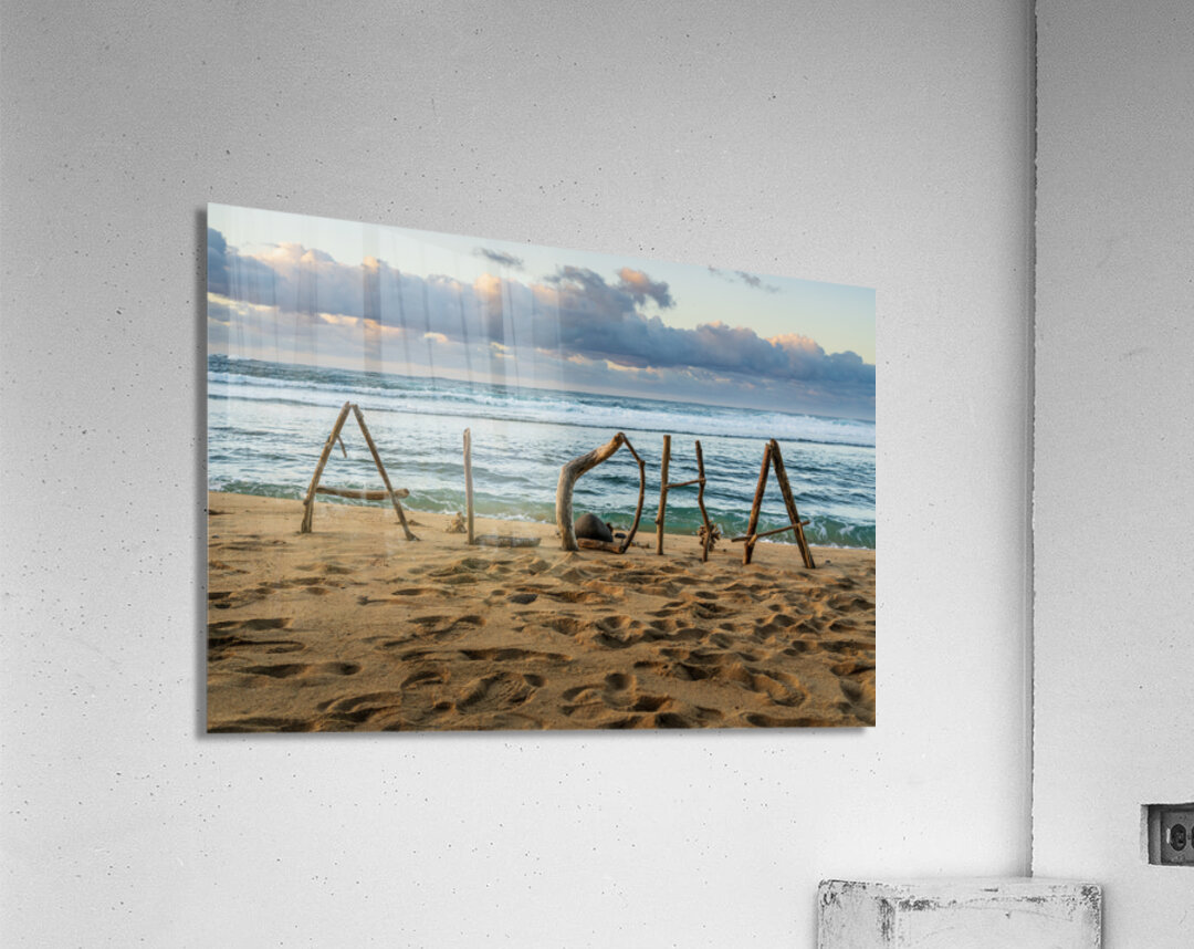 A driftwood greeting spells out a warm welcome with Aloha Kauai Impression acrylique