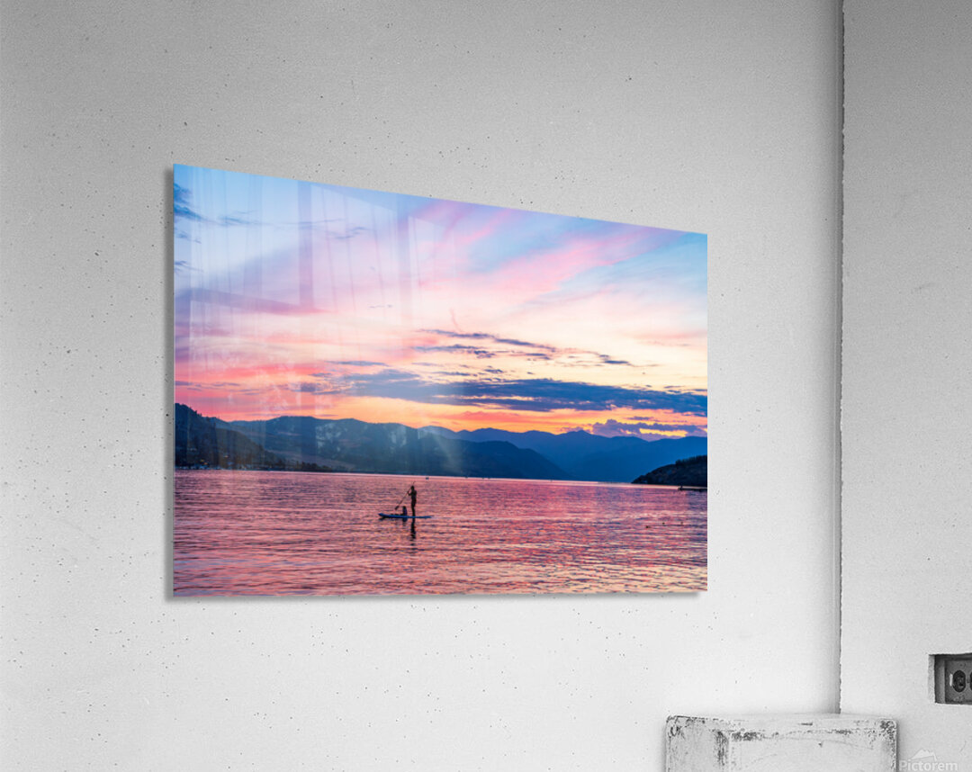 Sunset over Lake Chelan with silhouette of couple paddling on pa Impression acrylique