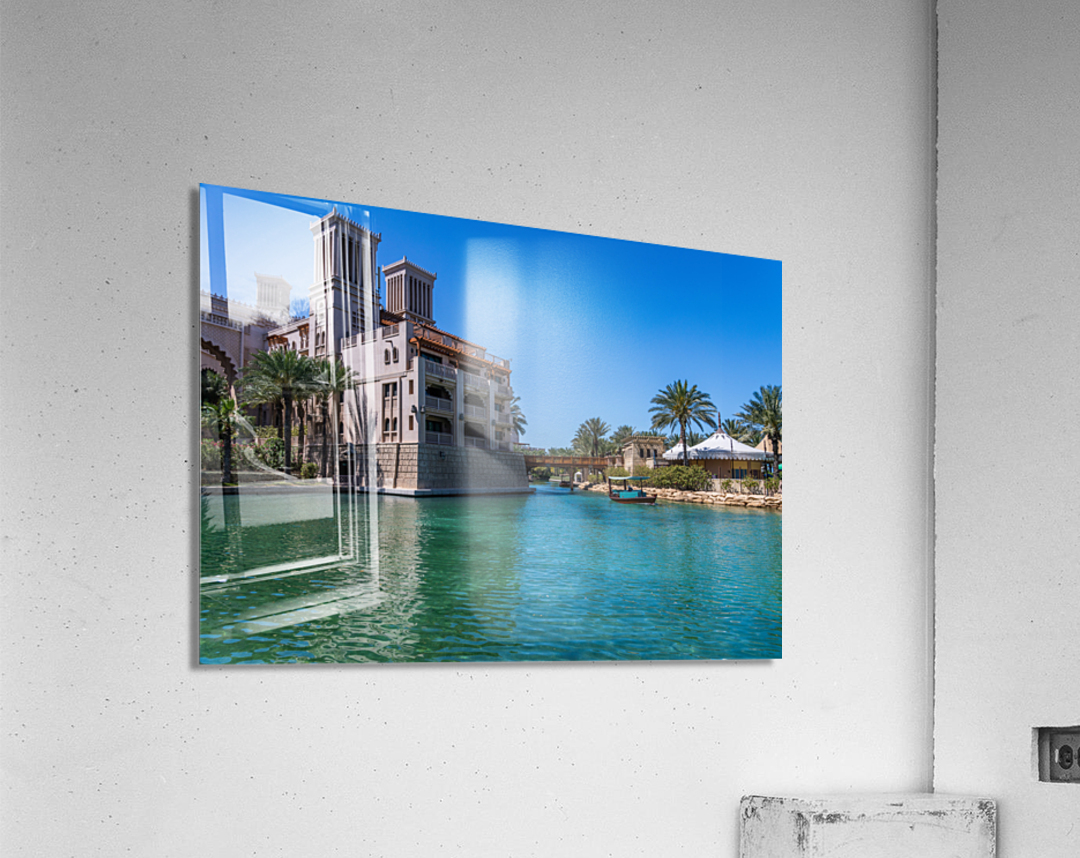 Wooden bridge over waterway in Souk Madinat Junction mall Impression acrylique