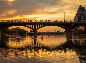 Bat watchers crowd on Congress Avenue bridge waiting for bats