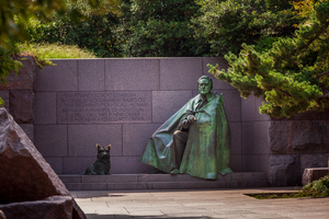 Statue of Roosevelt and dog
