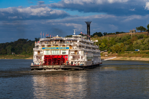 Paddle Steamer American Queen departs from Natchez Mississippi by Steve Heap