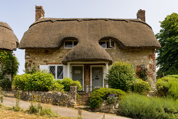 Pair of cute thatched cottages on hill in Godshill on the Isle o Print