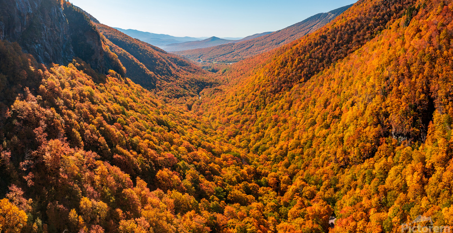 Aerial view of Smugglers Notch in the fall  Imprimer