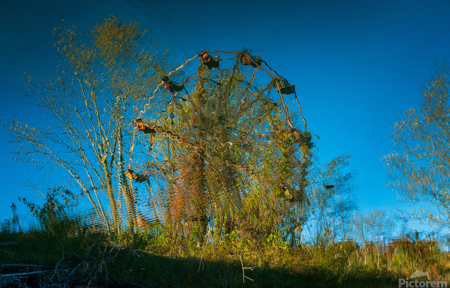 Ferris Wheel ride at abandoned funfair   Imprimer