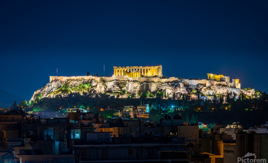 Acropolis hill rises above Athens apartments  Imprimer