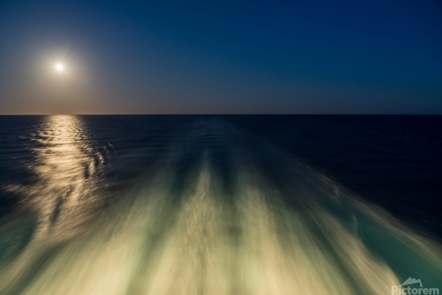 Moon over the wake of cruise ship travelling at speed  Imprimer