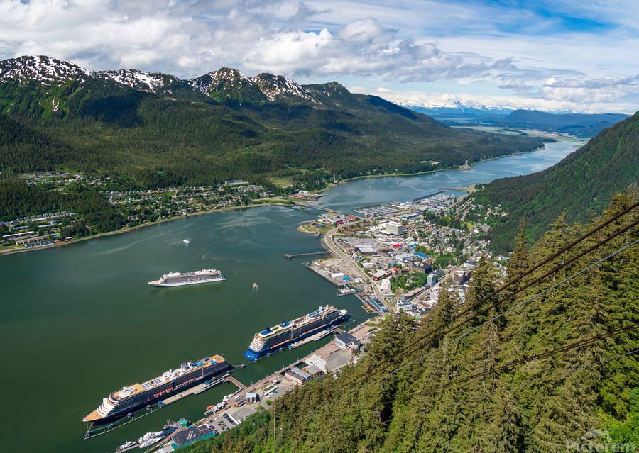 View from Mount Roberts down to port of Juneau Alaska  Imprimer