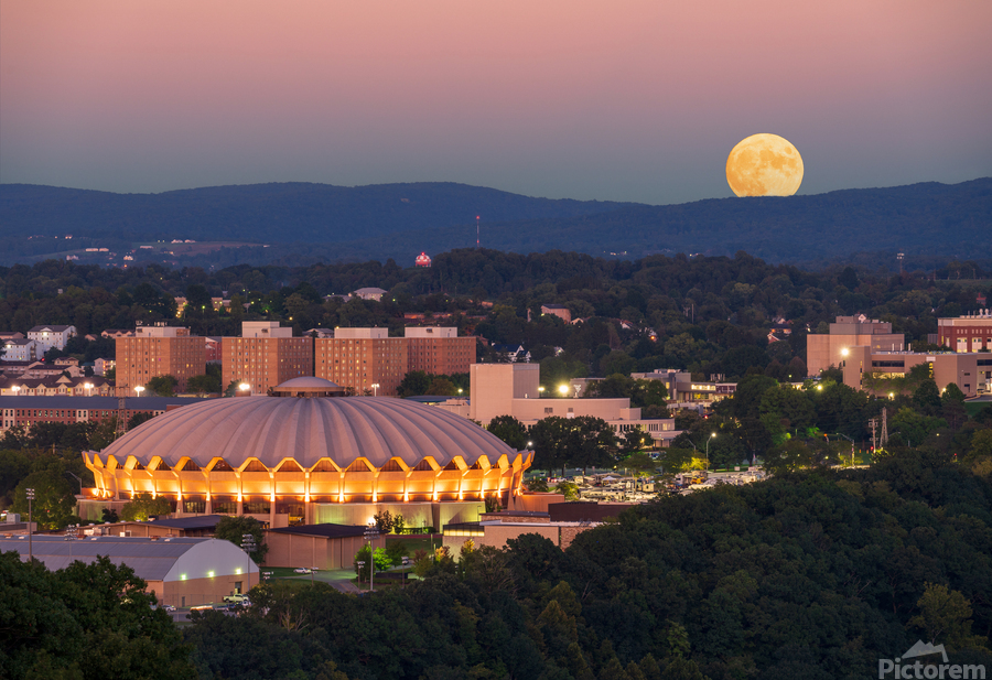 Moon rising above the Coliseum at WVU  Imprimer