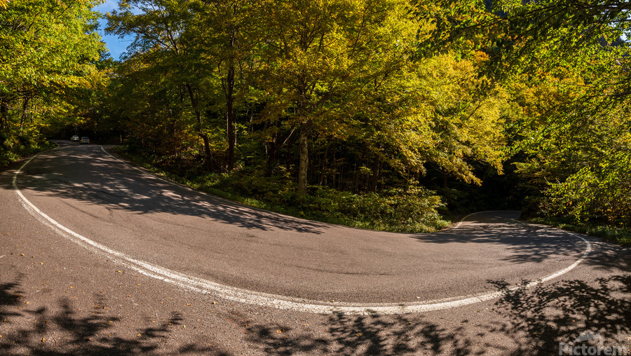 Narrow hairpin bend in Smugglers Notch in Vermont  Imprimer