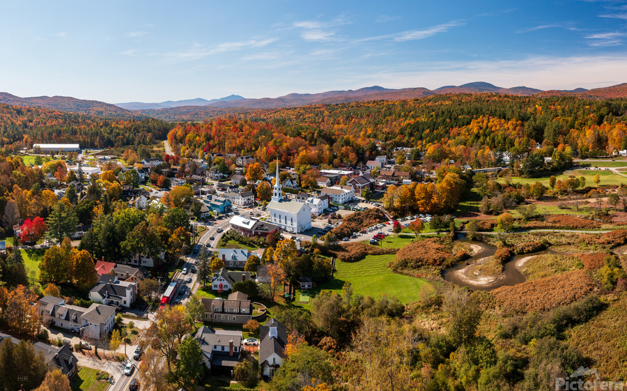 Aerial view of the town of Stowe in the fall  Imprimer