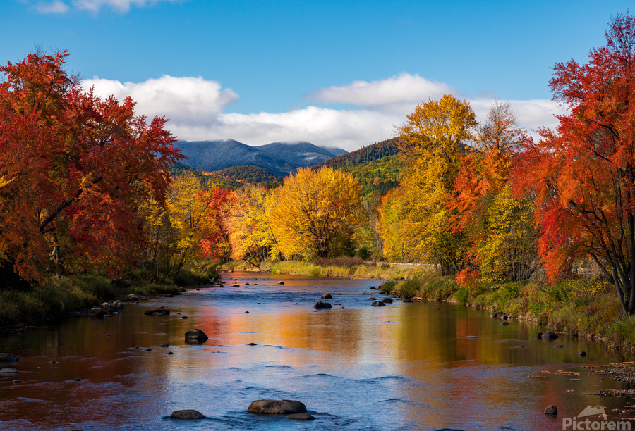 Saranac river flows through multi-colored fall landscape in Adir  Imprimer