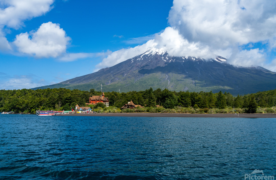 Petrohue harbor and docks by the Osorno volcano in Chile  Imprimer