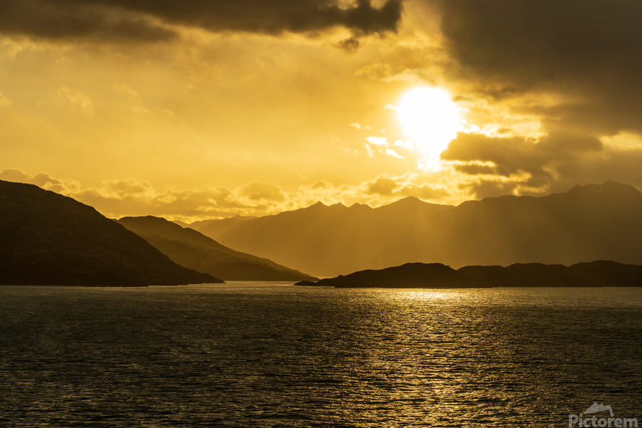 Cruise ship sailing to dawn in Beagle channel in Chile  Imprimer