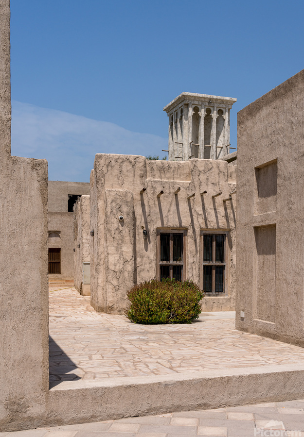 Narrow street in Al Shindagha district and museum in Dubai  Imprimer