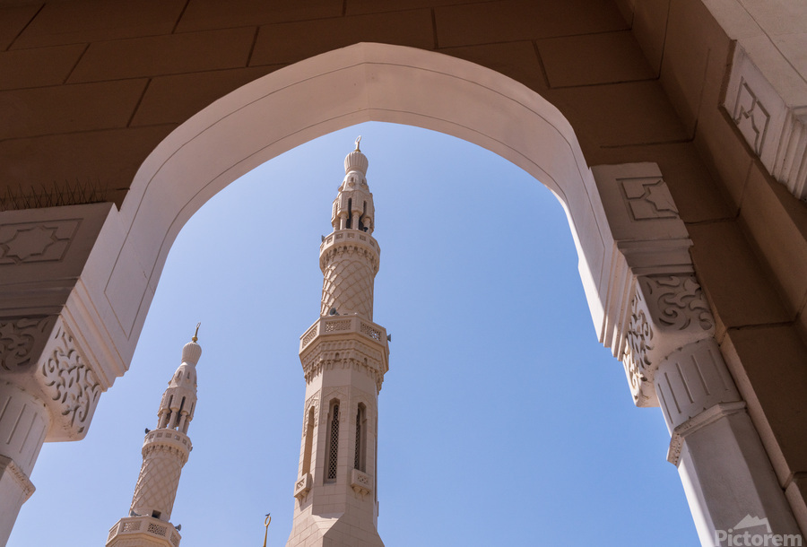 Jumeirah Mosque in Dubai which is open to visitors for education  Imprimer
