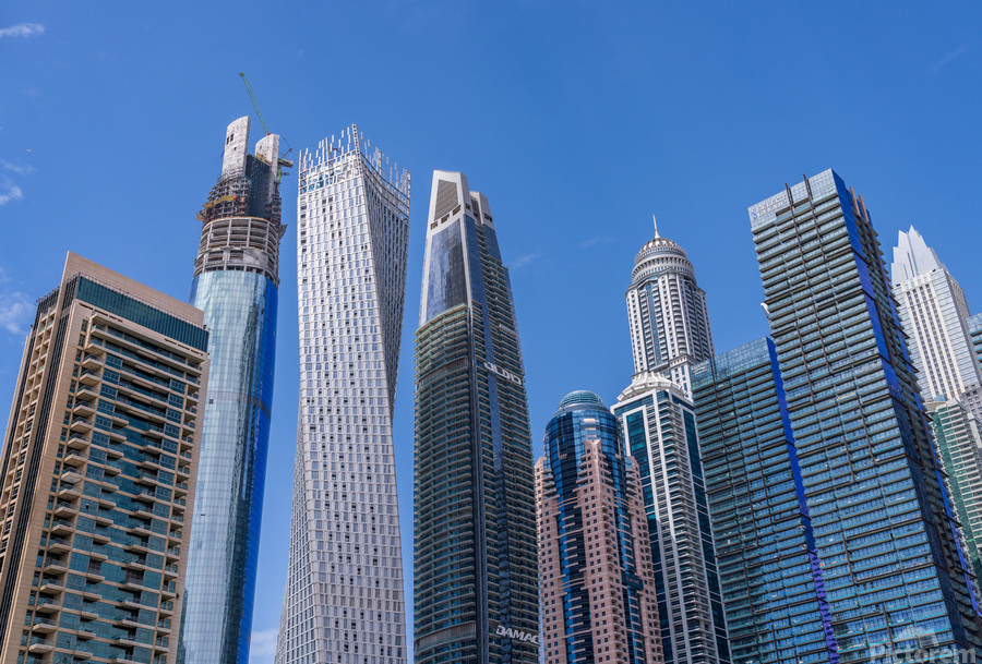 Cayan Tower among tall buildings on waterfront at Dubai Marina  Imprimer