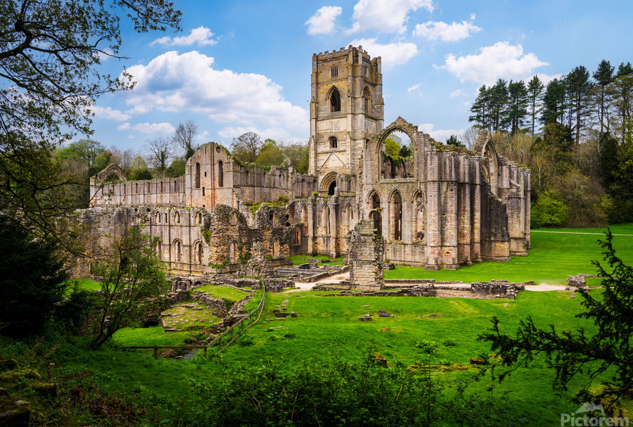 Springtime at Fountains Abbey ruins in Yorkshire England  Imprimer