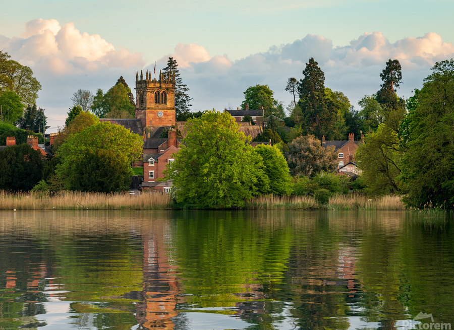 View across the Mere to the town of Ellesmere in Shropshire  Imprimer