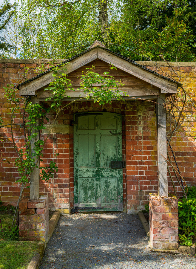 Painted green door and porch in walled garden wall  Imprimer