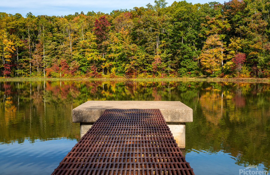 Fall leaves and metal pier in Coopers Rock State Forest in WV  Imprimer