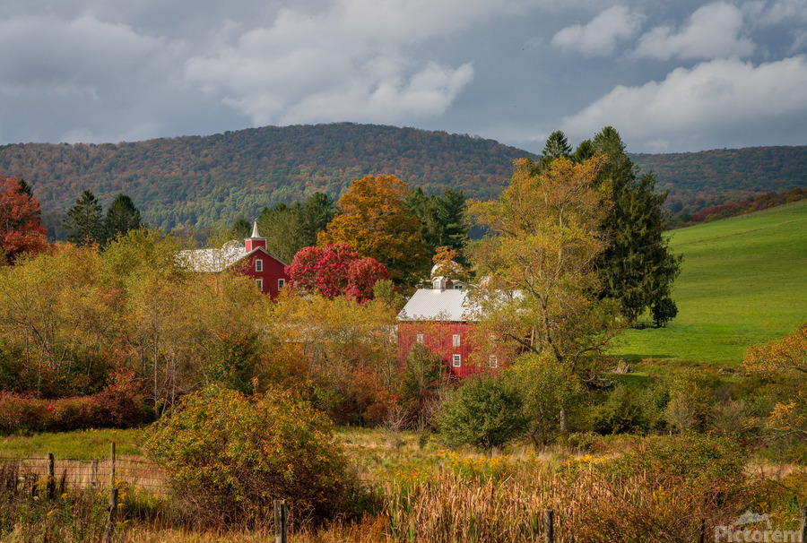 Historic red barn and farm nestled in fall colors in West Virgin  Imprimer