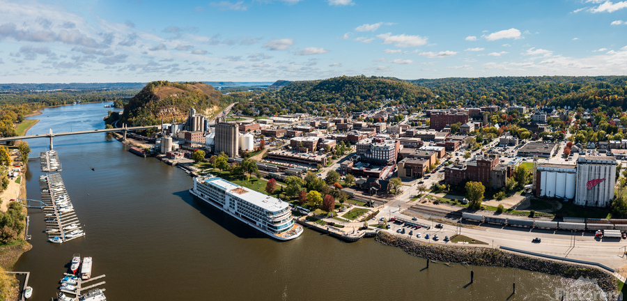 Aerial view of Red Wing Minnesota with river cruise boat  Imprimer