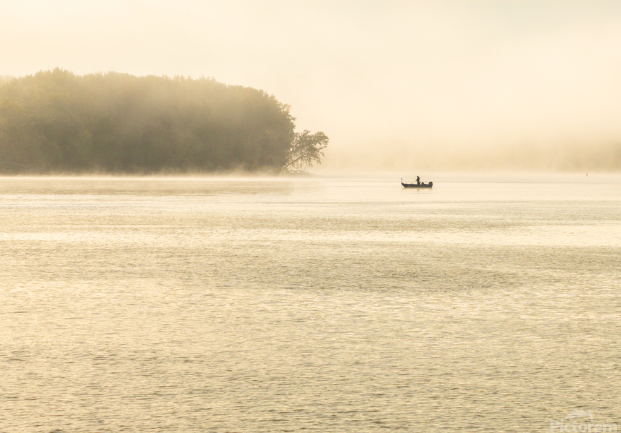 Fisherman fishing in Mississippi river on misty autumn morning  Imprimer