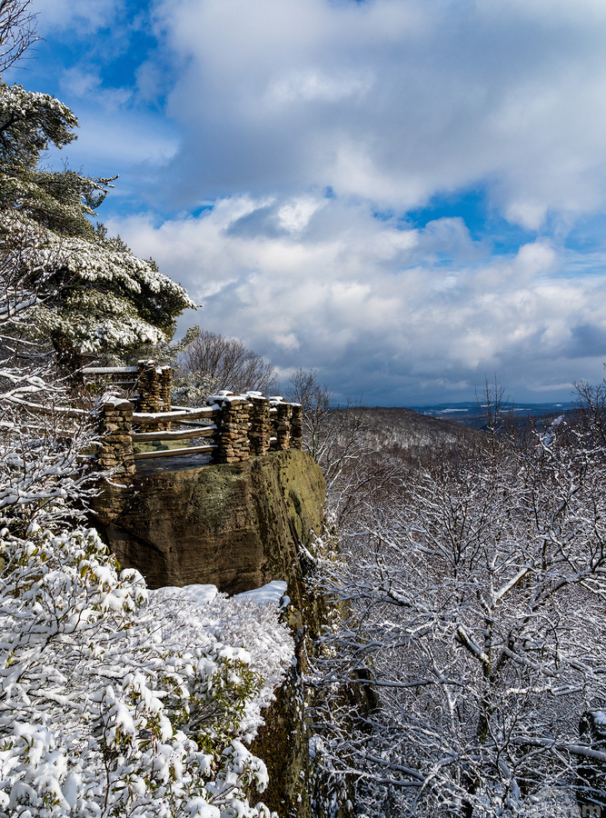 Coopers Rock overlook covered in winter snow near Morgantown  Imprimer
