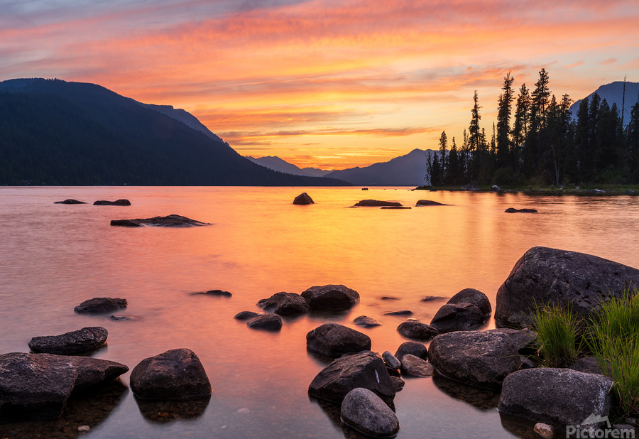 Vibrant sunset over Lake Wenatchee in the Cascade Mountains WA  Imprimer