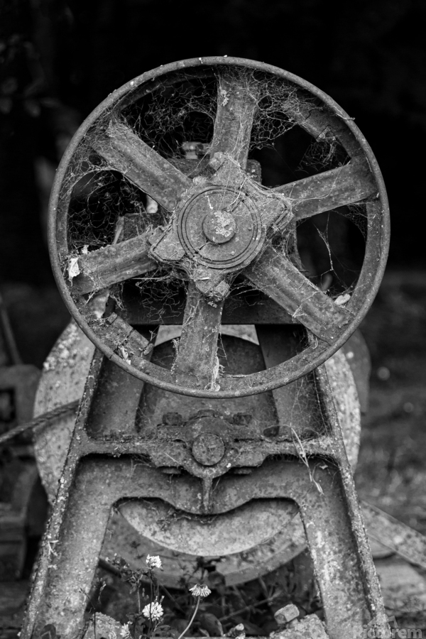 Rusty farm machinery with flywheel  Imprimer