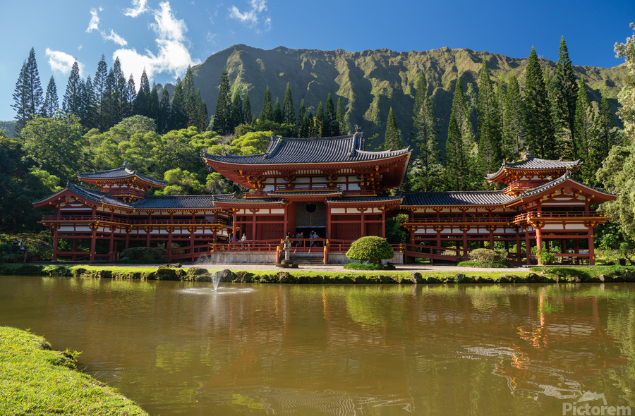 Byodo In buddhist temple under the tall mountain range  Imprimer