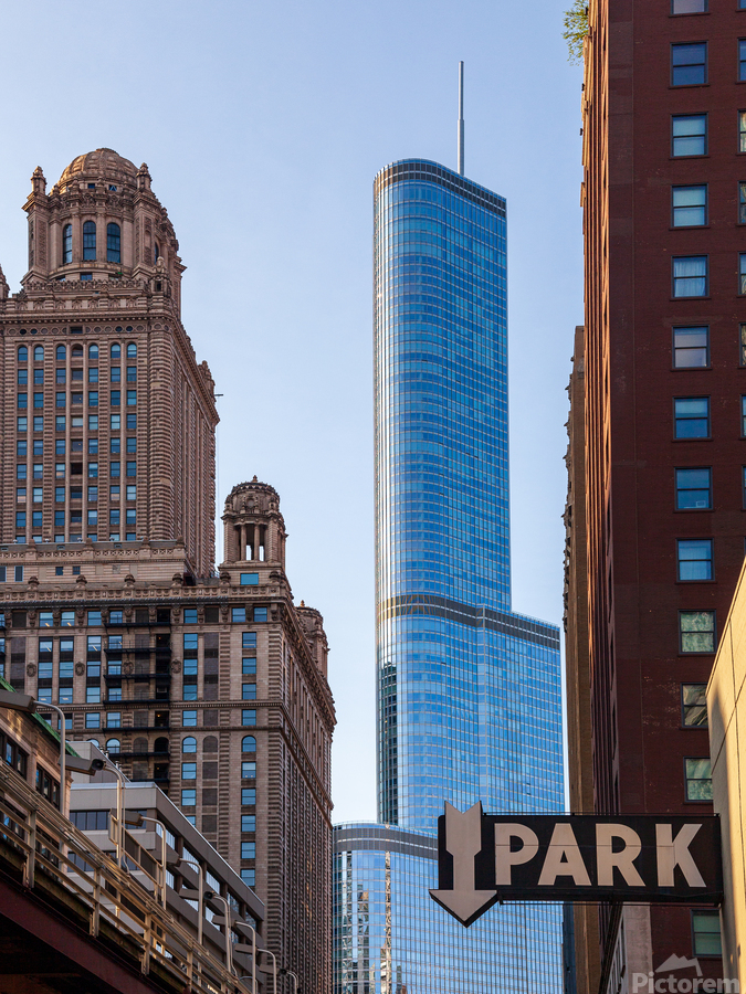 Trump Hotel towers over downtown Chicago  Imprimer