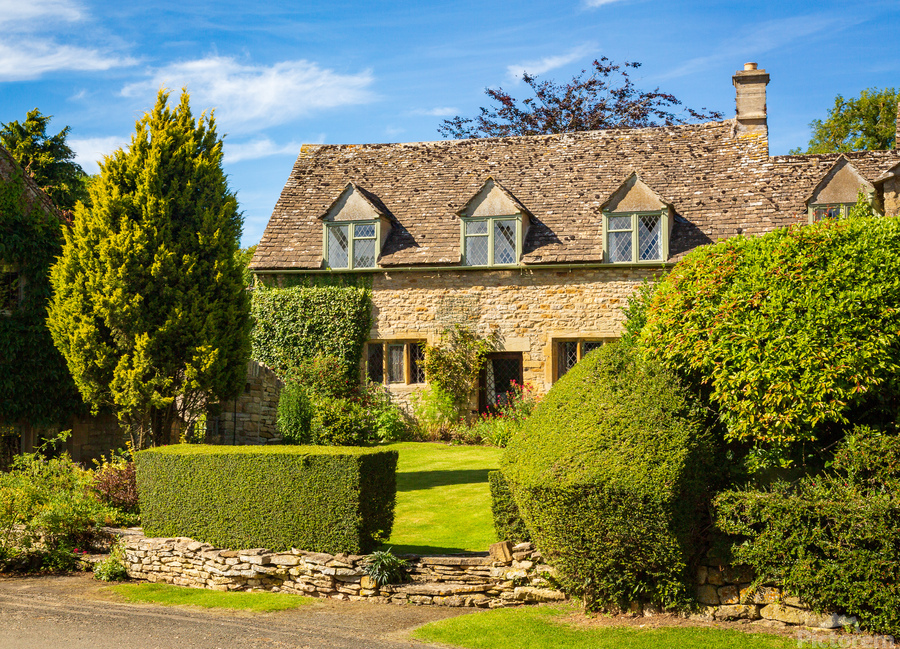 Old cotswold stone house in Icomb  Print