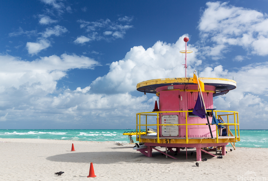 Round pink lifeguard station on Miami beach  Imprimer