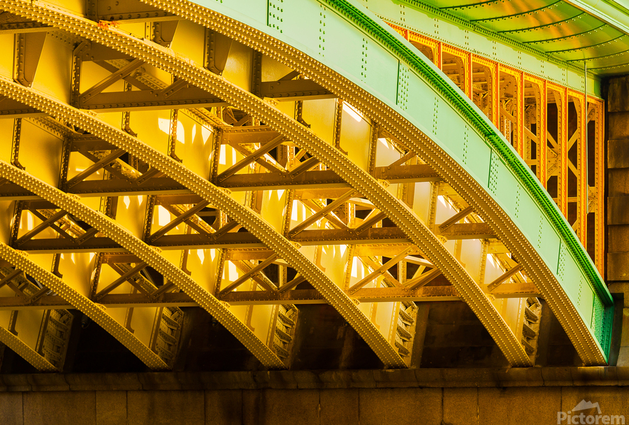 Underneath Southwark Bridge in London  Imprimer