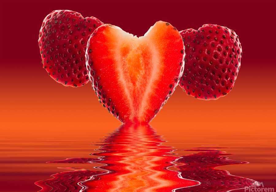 Fresh sliced strawberry in heart shape reflected  Imprimer