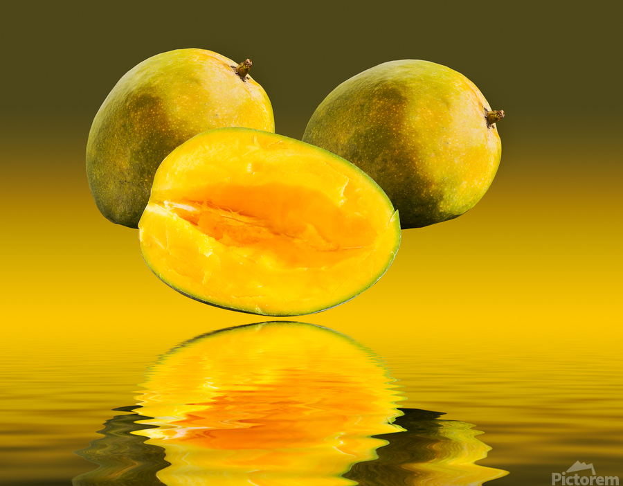 Two mangoes and one cut mango reflecting  Imprimer