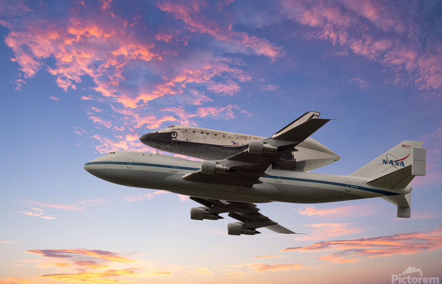 Space Shuttle Discovery flies into retirement  Imprimer