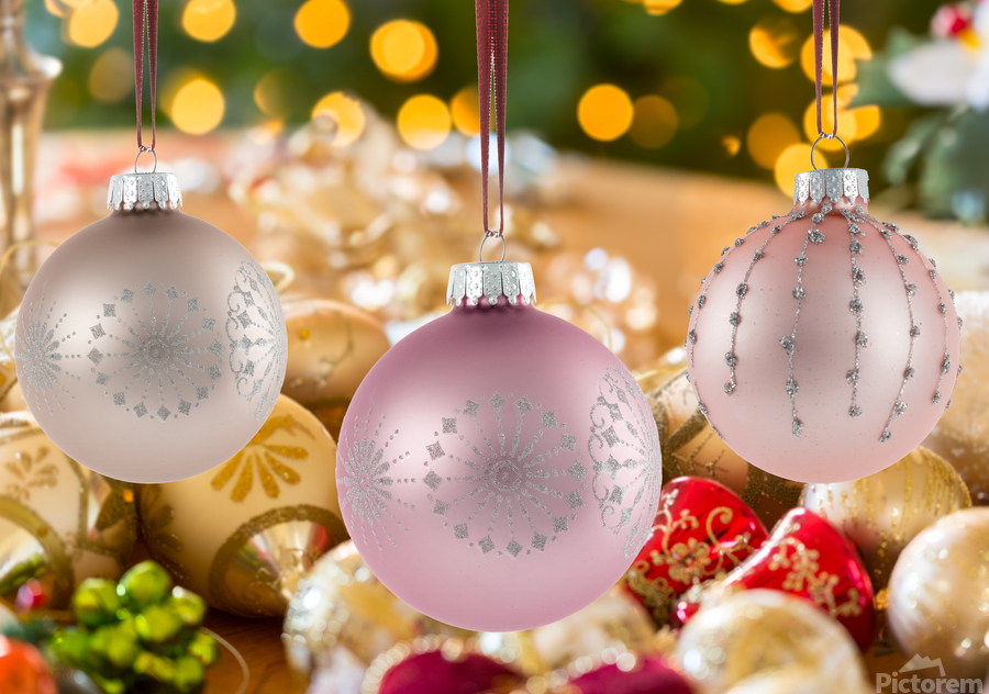 Three Christmas decorations on strings  Imprimer