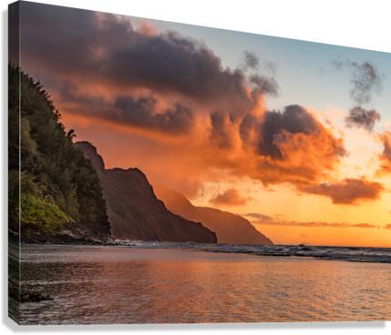 Sunset over the receding mountains of the Na Pali coast of Kauai in Hawaii  Impression sur toile