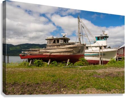 Historic but rotting fishing boats by ocean at Icy Strait Point  Impression sur toile