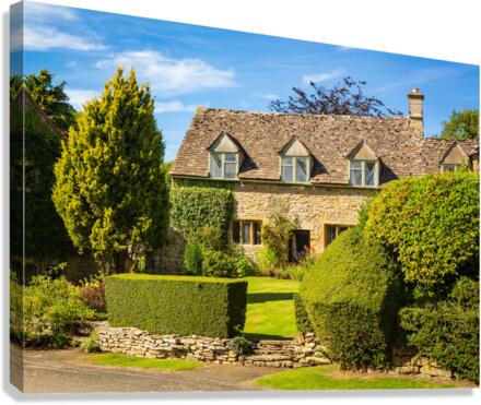 Old cotswold stone house in Icomb  Canvas Print