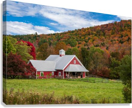 Traditional red Vermont barn with fall colors  Impression sur toile