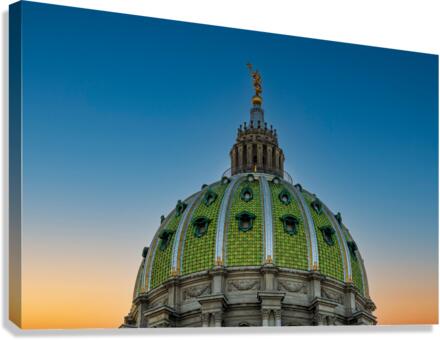 Sun sets behind the ornate dome of Pennyslvania State Capitol  Impression sur toile