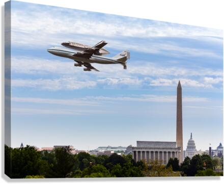 Space Shuttle Discovery flies over Washington DC  Canvas Print