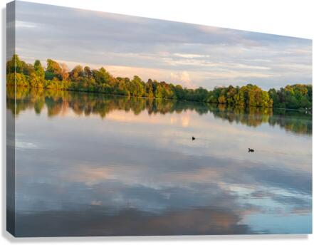 View across the Ellesmere Mere to a clear reflection of distant   Impression sur toile