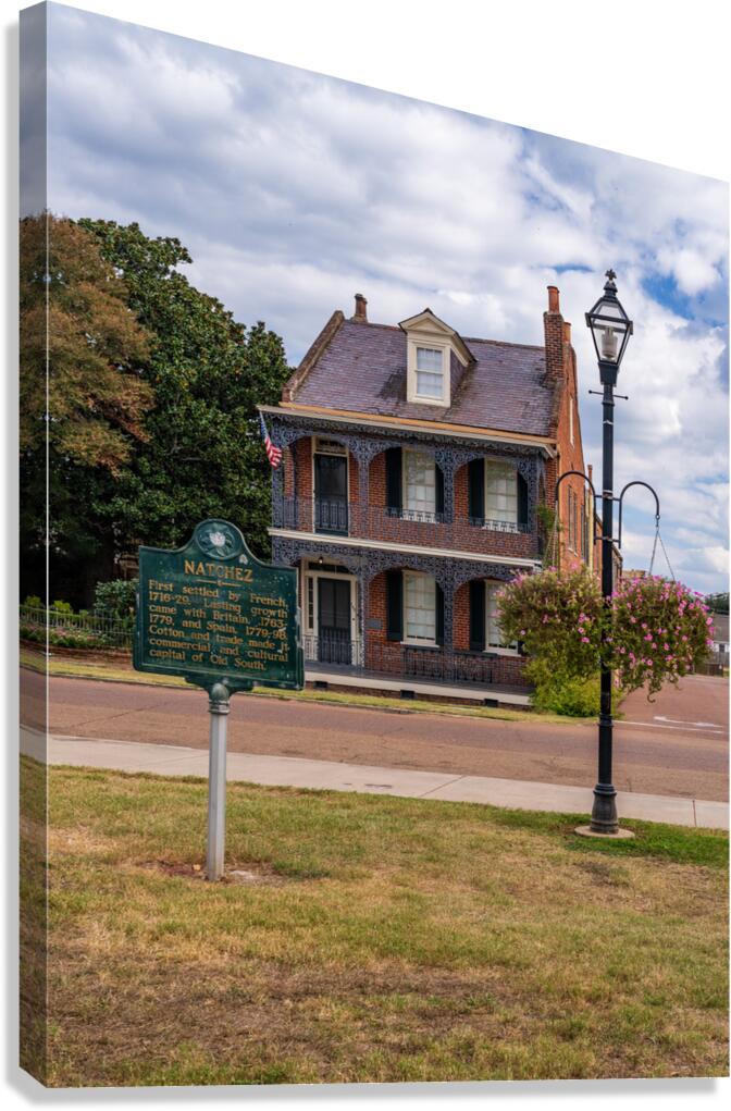 Facade of antebellum home in Natchez in Mississippi  Impression sur toile