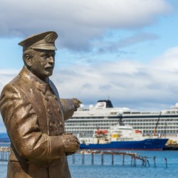 Statue of Ernest Shackleton pointing at Viking Jupiter ship in P