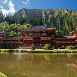Byodo In buddhist temple under the tall mountain range